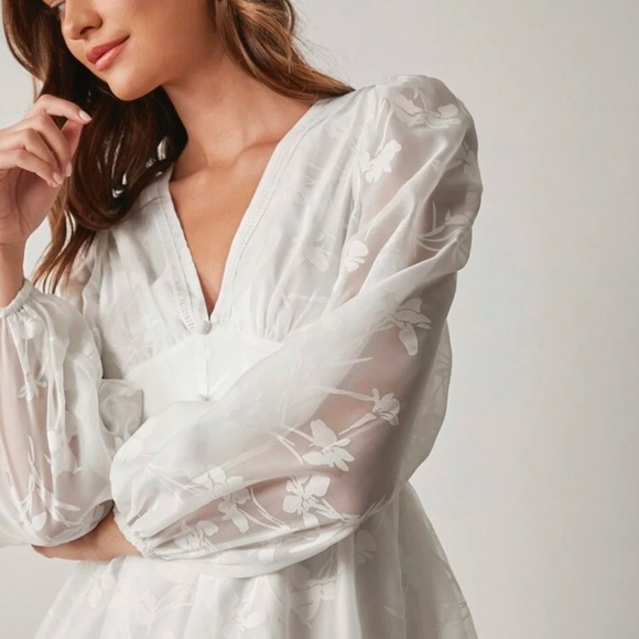 Chic White Floral Long Sleeve Dress - Picture 6 of 7